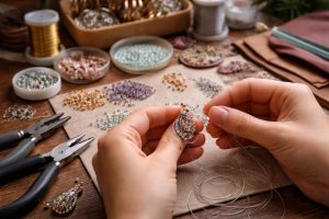 apprenez à fabriquer des bijoux fantaisie uniques en utilisant des perles miyuki et la technique du wire wrapping pour des créations originales et personnalisées.